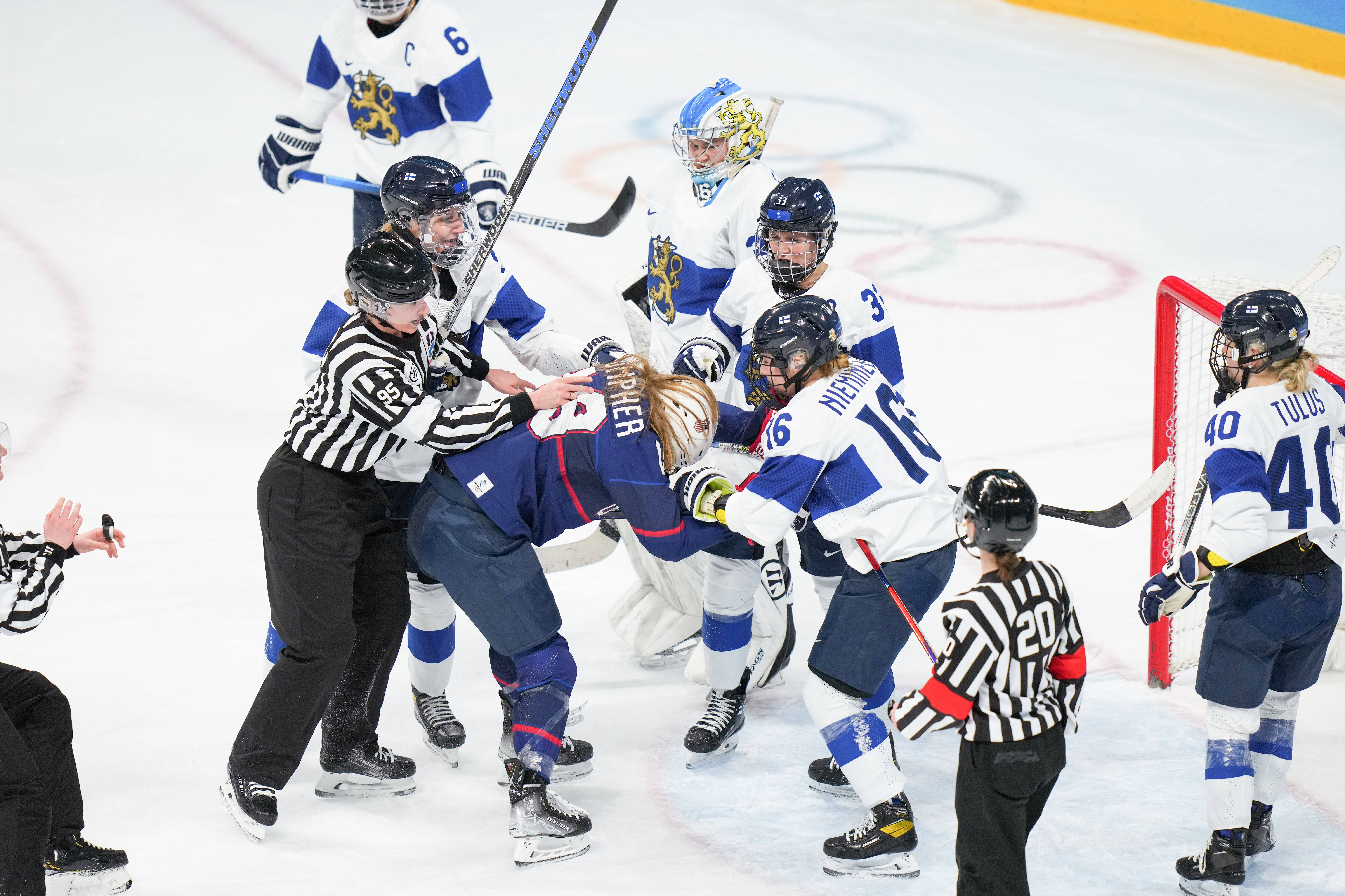 冰球决赛震撼开打，巅峰对决引爆全场